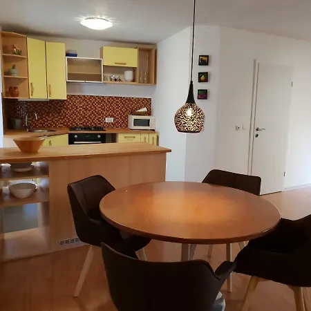 Majolka Apartman *